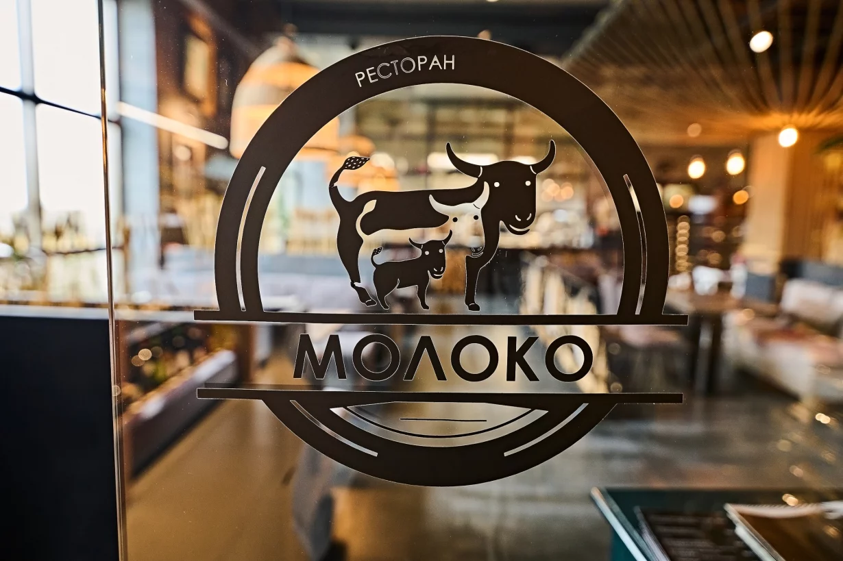 Интерьер/Экстерьер/Банкетная зона/Бар/Стол для двоих/Вход/Главный зал/Lounge зона ресторан Молоко фото