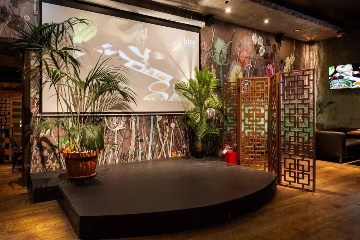 Интерьер/Экстерьер/Банкетная зона/Бар/Стол для двоих/Вход/Главный зал/Lounge зона ресторан Hite фото