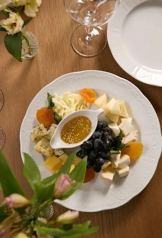 Интерьер/Экстерьер/Банкетная зона/Бар/Стол для двоих/Вход/Главный зал/Lounge зона ресторан Meze фото