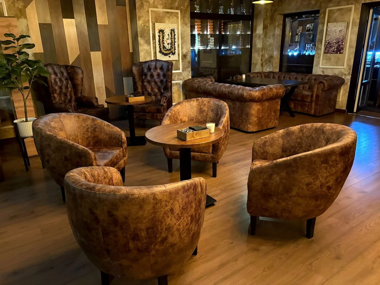 Интерьер/Экстерьер/Банкетная зона/Бар/Стол для двоих/Вход/Главный зал/Lounge зона лаунж Chorse Lounge фото