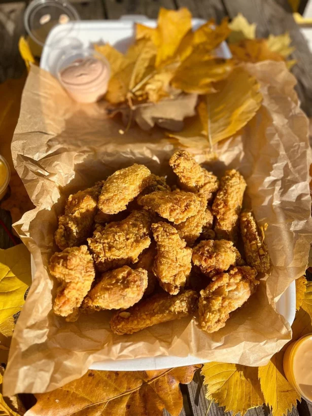 Интерьер/Экстерьер/Банкетная зона/Бар/Стол для двоих/Вход/Главный зал/Lounge зона фастфуд Кур Крыло фото