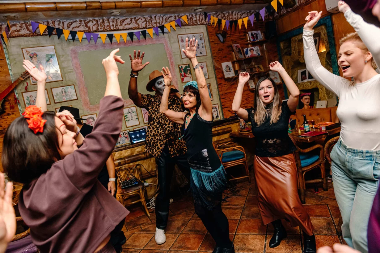 Интерьер/Экстерьер/Банкетная зона/Бар/Стол для двоих/Вход/Главный зал/Lounge зона кафе Фрида фото