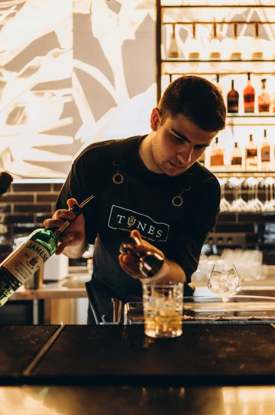 Интерьер/Экстерьер/Банкетная зона/Бар/Стол для двоих/Вход/Главный зал/Lounge зона караоке-клуб Tunes фото