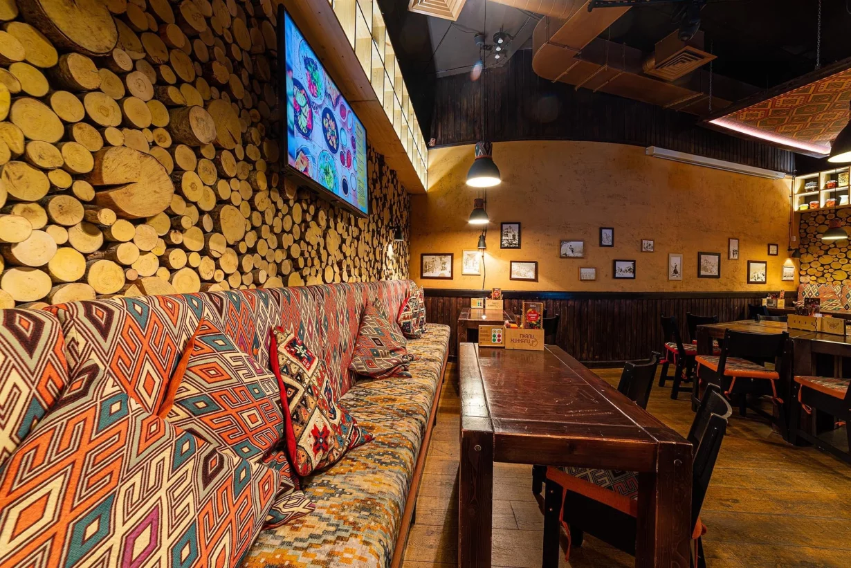 Интерьер/Экстерьер/Банкетная зона/Бар/Стол для двоих/Вход/Главный зал/Lounge зона ресторан ПхалиХинкали фото