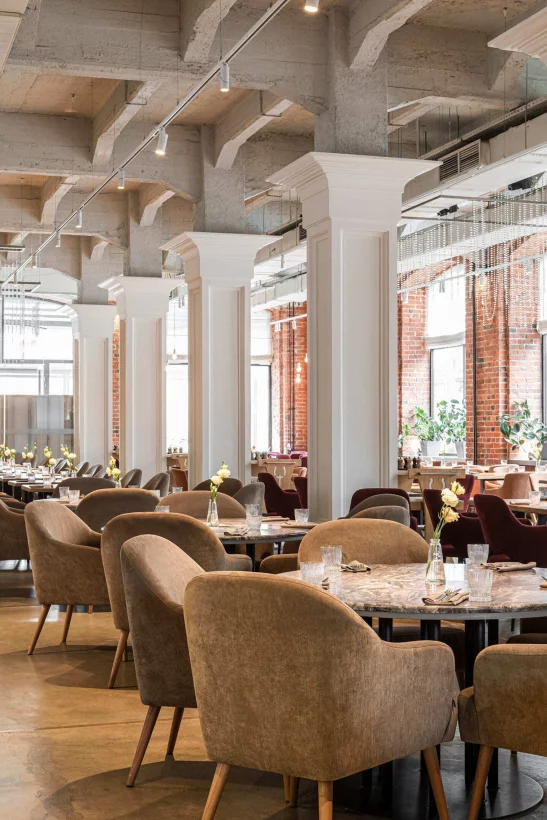 Интерьер/Экстерьер/Банкетная зона/Бар/Стол для двоих/Вход/Главный зал/Lounge зона ресторан Uhvat фото