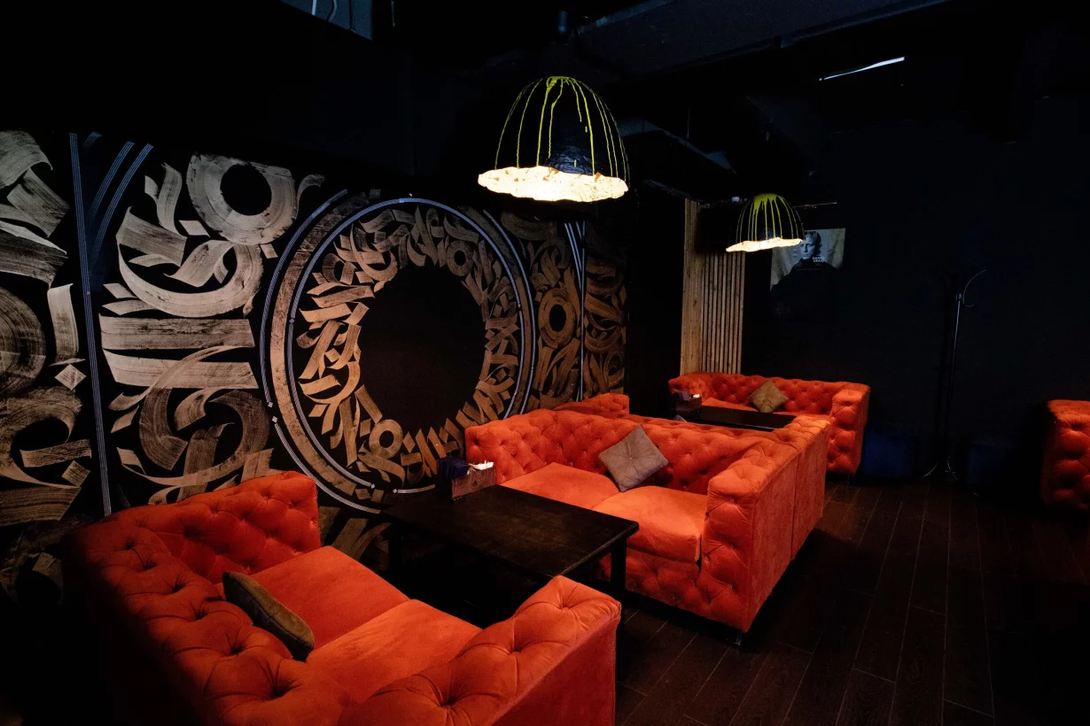 Интерьер/Экстерьер/Банкетная зона/Бар/Стол для двоих/Вход/Главный зал/Lounge зона кальянная Москальян фото