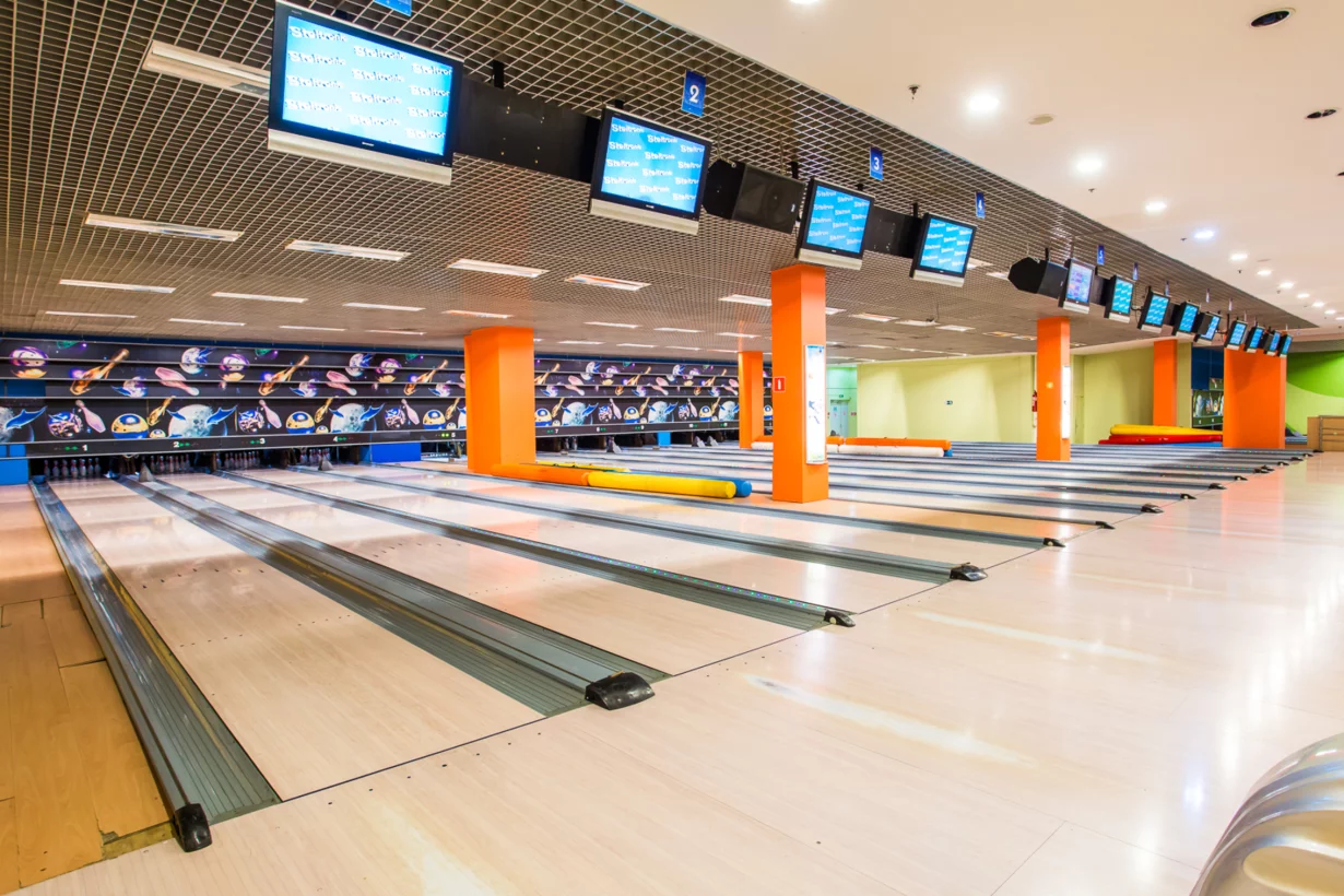 Интерьер/Экстерьер/Банкетная зона/Бар/Стол для двоих/Вход/Главный зал/Lounge зона банкетный зал Боулинг-клуб фото