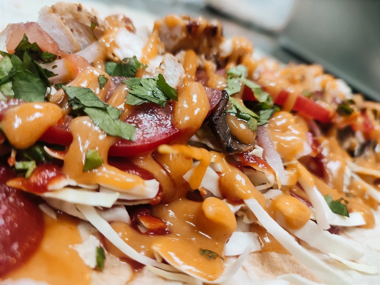 Интерьер/Экстерьер/Банкетная зона/Бар/Стол для двоих/Вход/Главный зал/Lounge зона фастфуд Saray kebab фото