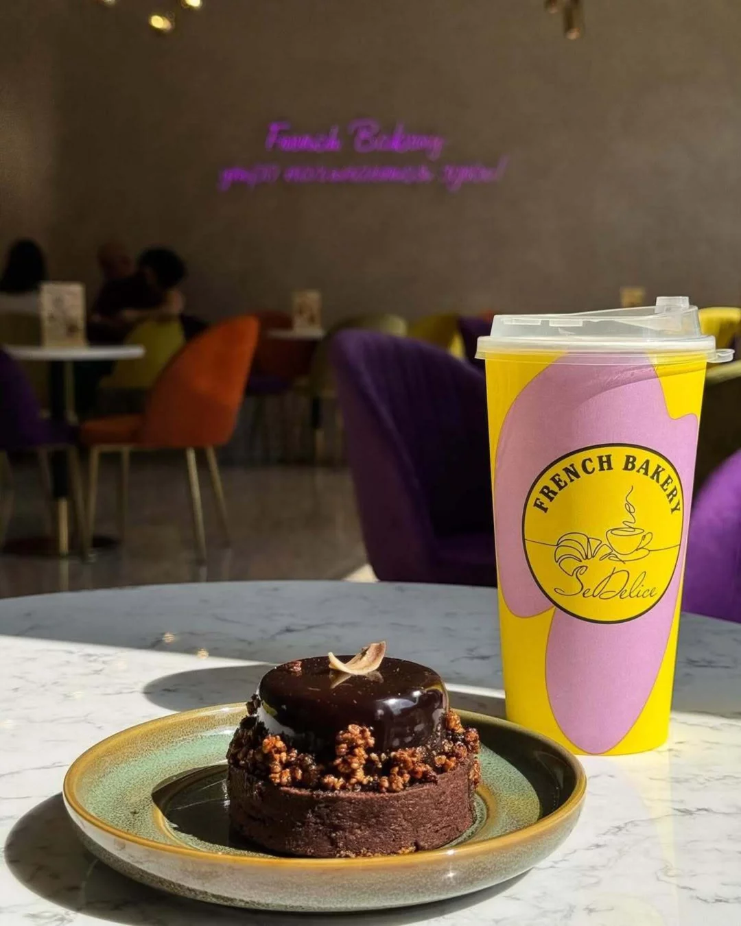 Интерьер/Экстерьер/Банкетная зона/Бар/Стол для двоих/Вход/Главный зал/Lounge зона кафе French Bakery Sedelice фото