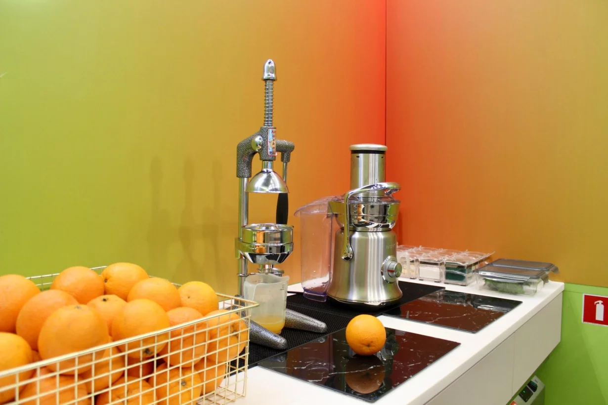 Интерьер/Экстерьер/Банкетная зона/Бар/Стол для двоих/Вход/Главный зал/Lounge зона корнер Shake Up фото