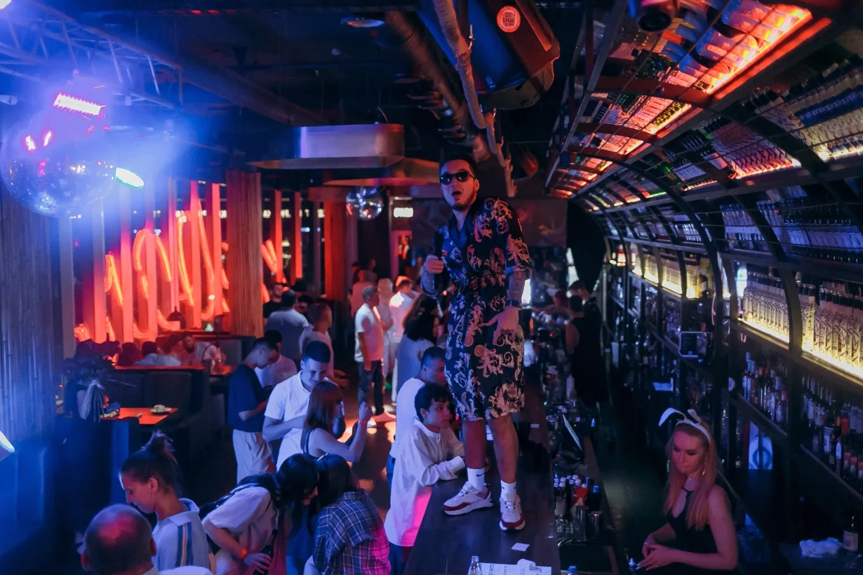 Интерьер/Экстерьер/Банкетная зона/Бар/Стол для двоих/Вход/Главный зал/Lounge зона бар Nebar фото