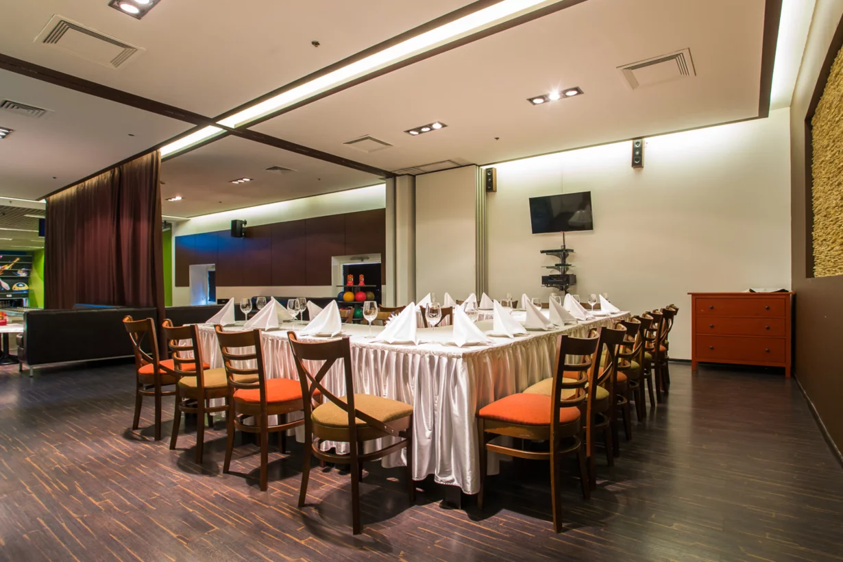 Интерьер/Экстерьер/Банкетная зона/Бар/Стол для двоих/Вход/Главный зал/Lounge зона банкетный зал Боулинг-клуб фото