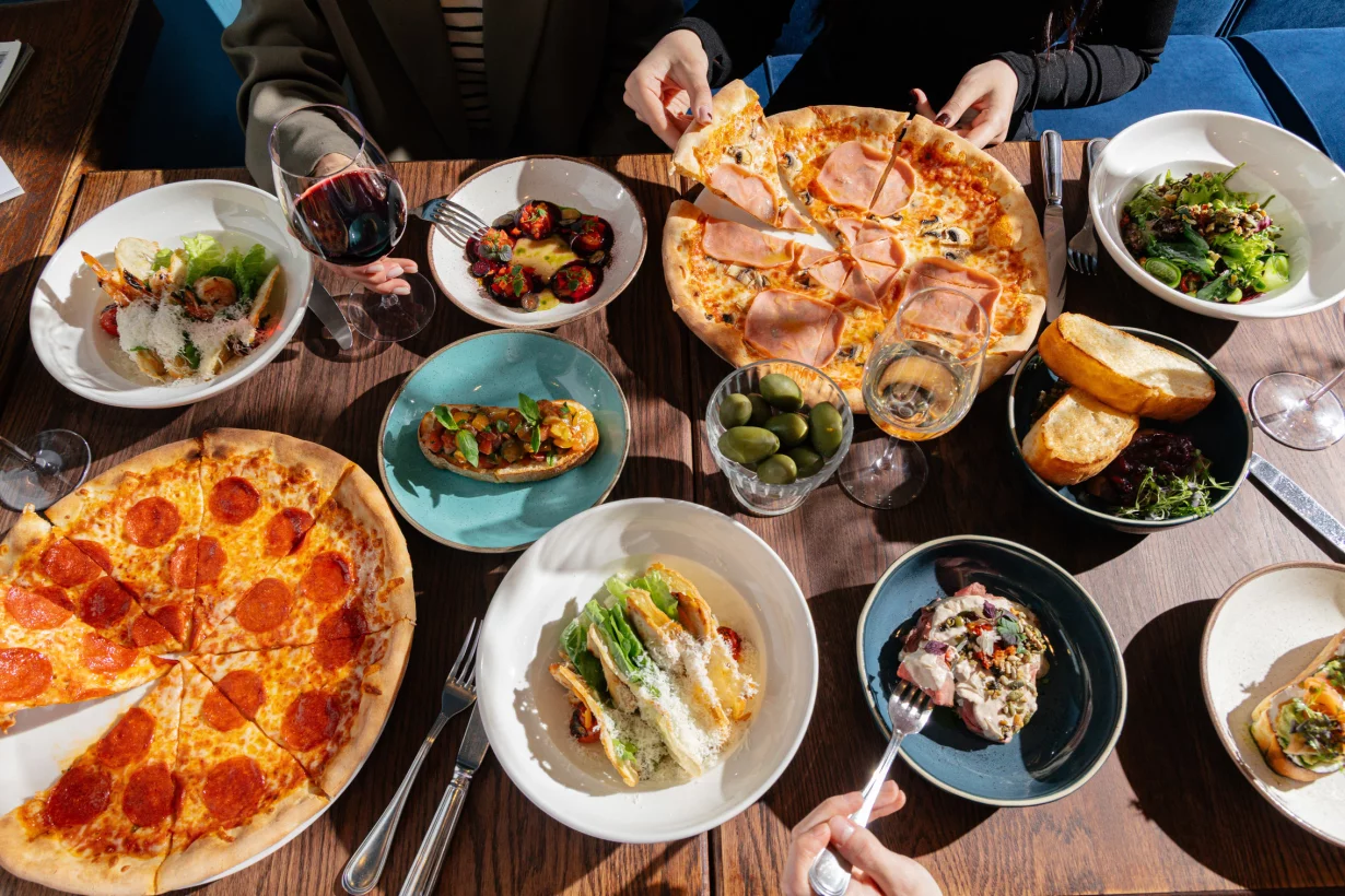 Интерьер/Экстерьер/Банкетная зона/Бар/Стол для двоих/Вход/Главный зал/Lounge зона ресторан Sapori di Italia фото