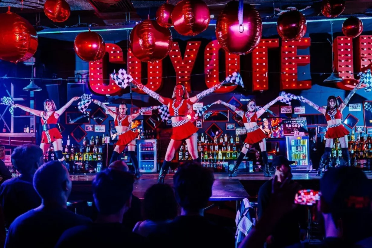 Интерьер/Экстерьер/Банкетная зона/Бар/Стол для двоих/Вход/Главный зал/Lounge зона бар Гадкий койот фото