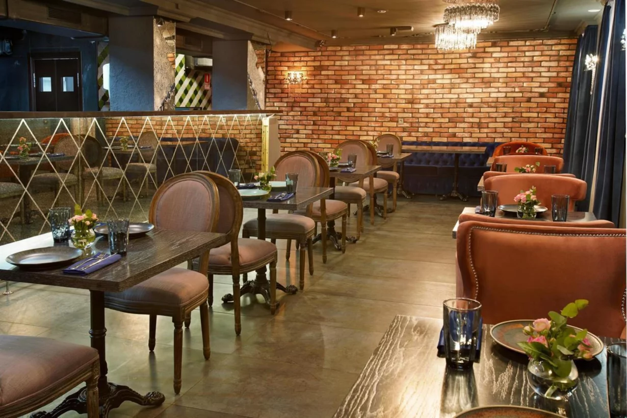 Интерьер/Экстерьер/Банкетная зона/Бар/Стол для двоих/Вход/Главный зал/Lounge зона ресторан Regul фото