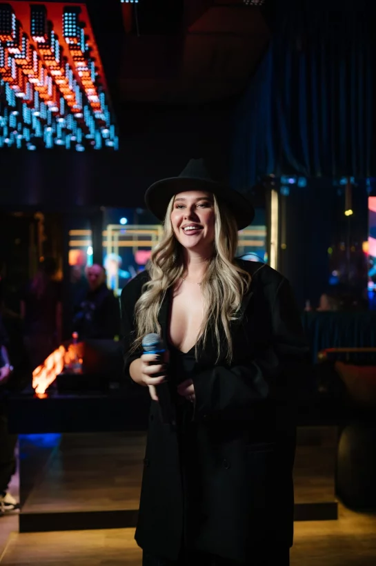 Интерьер/Экстерьер/Банкетная зона/Бар/Стол для двоих/Вход/Главный зал/Lounge зона караоке-клуб Tunes фото