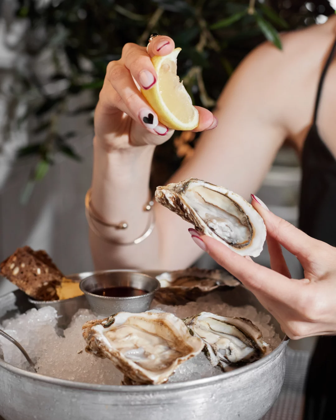 Интерьер/Экстерьер/Банкетная зона/Бар/Стол для двоих/Вход/Главный зал/Lounge зона ресторан Custo фото