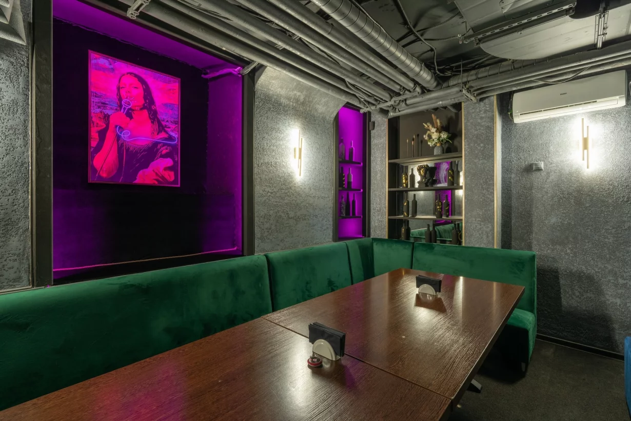 Интерьер/Экстерьер/Банкетная зона/Бар/Стол для двоих/Вход/Главный зал/Lounge зона клуб Соло фото