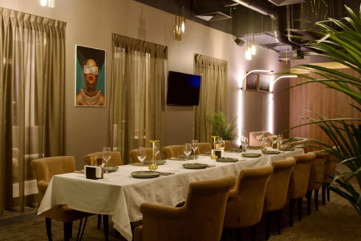 Интерьер/Экстерьер/Банкетная зона/Бар/Стол для двоих/Вход/Главный зал/Lounge зона ресторан The Villa фото