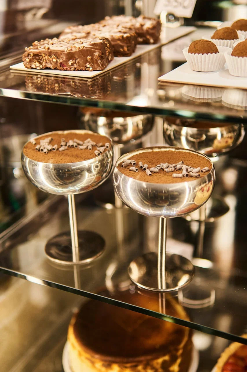 Интерьер/Экстерьер/Банкетная зона/Бар/Стол для двоих/Вход/Главный зал/Lounge зона кафе Скрэмбл фото