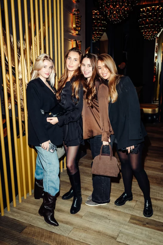 Интерьер/Экстерьер/Банкетная зона/Бар/Стол для двоих/Вход/Главный зал/Lounge зона караоке-клуб Tunes фото