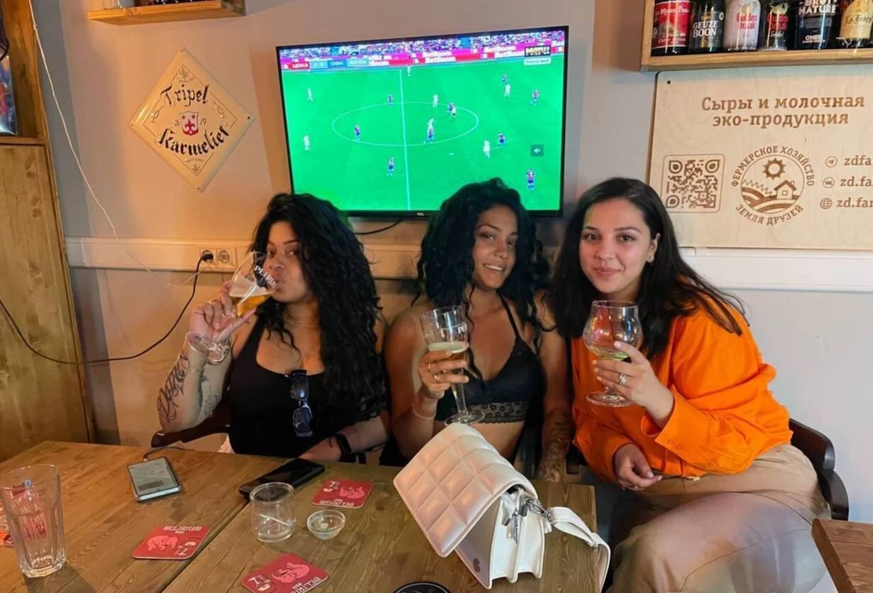 Интерьер/Экстерьер/Банкетная зона/Бар/Стол для двоих/Вход/Главный зал/Lounge зона бар Пивной гонг фото