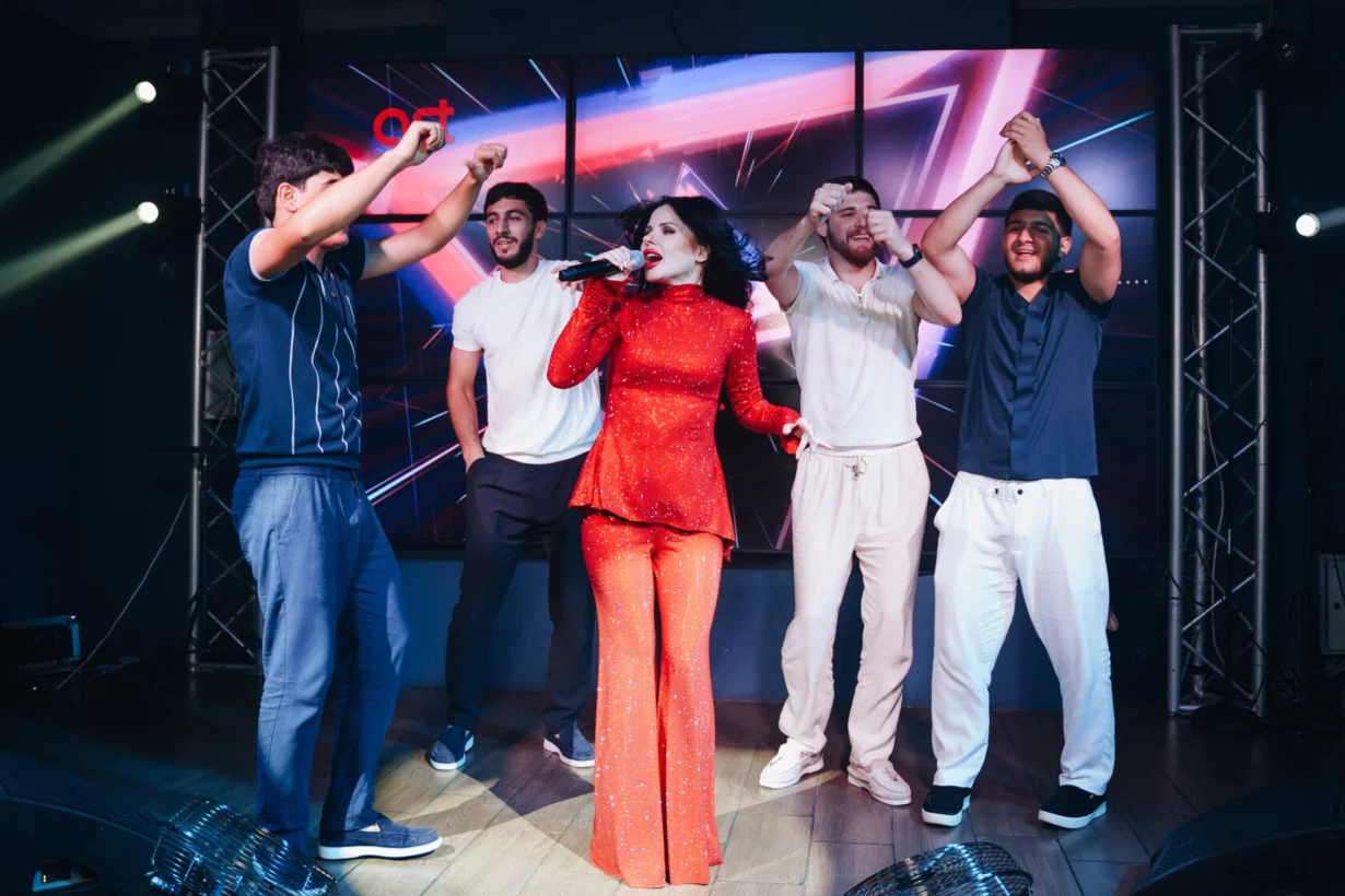 Интерьер/Экстерьер/Банкетная зона/Бар/Стол для двоих/Вход/Главный зал/Lounge зона караоке-клуб Опера фото