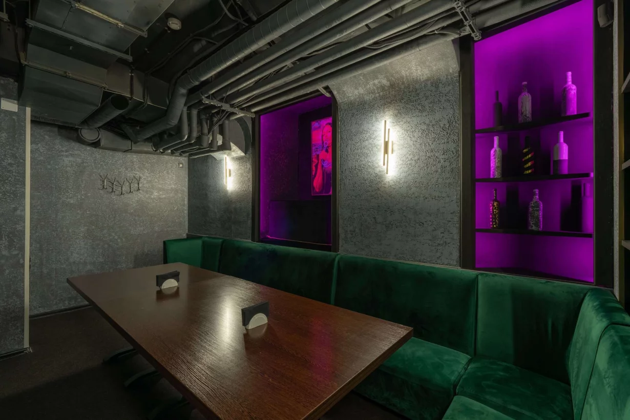 Интерьер/Экстерьер/Банкетная зона/Бар/Стол для двоих/Вход/Главный зал/Lounge зона клуб Соло фото