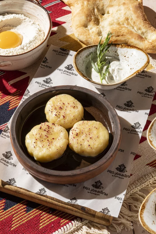 Интерьер/Экстерьер/Банкетная зона/Бар/Стол для двоих/Вход/Главный зал/Lounge зона ресторан Pro.Хинкали by Novikov фото