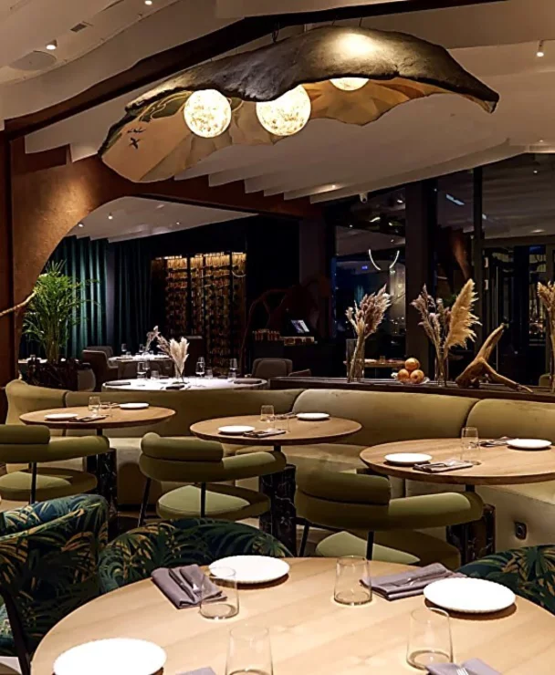 Интерьер/Экстерьер/Банкетная зона/Бар/Стол для двоих/Вход/Главный зал/Lounge зона ресторан Око фото