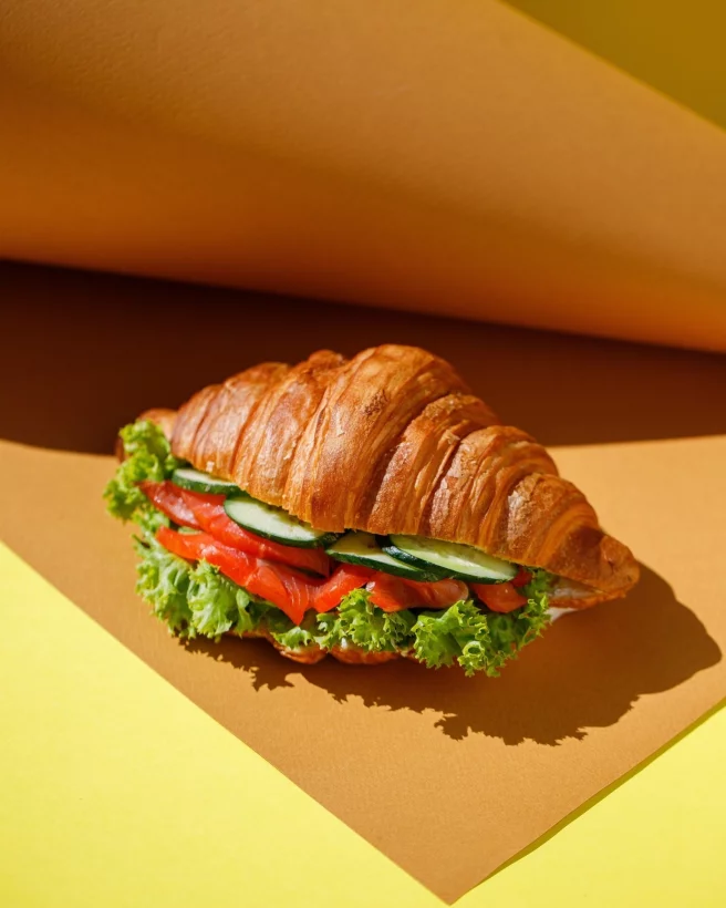 Интерьер/Экстерьер/Банкетная зона/Бар/Стол для двоих/Вход/Главный зал/Lounge зона кафе Вкуснолюбов фото