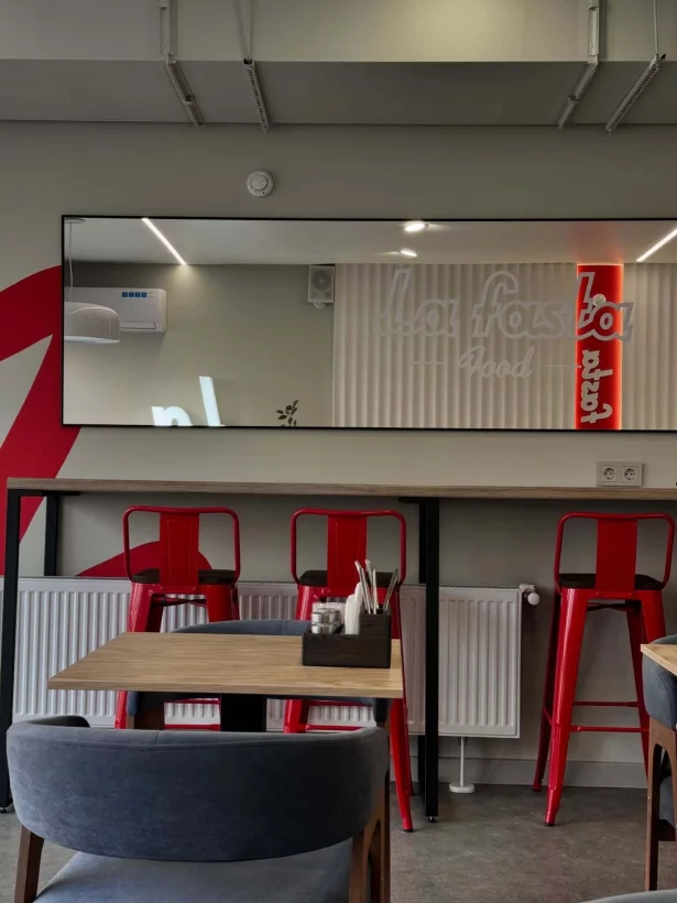 Интерьер/Экстерьер/Банкетная зона/Бар/Стол для двоих/Вход/Главный зал/Lounge зона кафе La Fasta фото