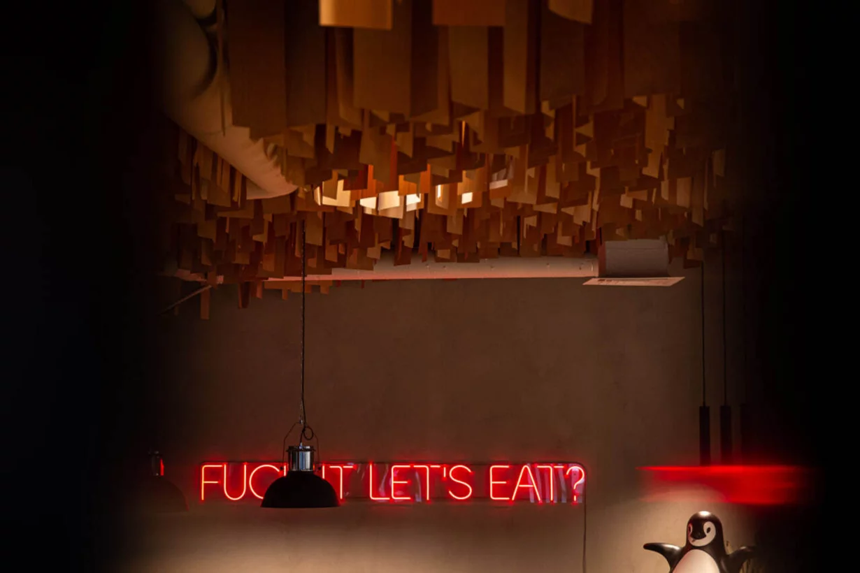 Интерьер/Экстерьер/Банкетная зона/Бар/Стол для двоих/Вход/Главный зал/Lounge зона кафе Ramen Ten фото