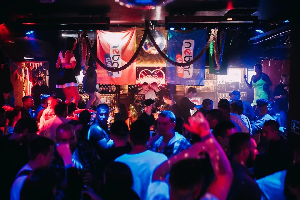 Интерьер/Экстерьер/Банкетная зона/Бар/Стол для двоих/Вход/Главный зал/Lounge зона клуб Синий Nebar фото