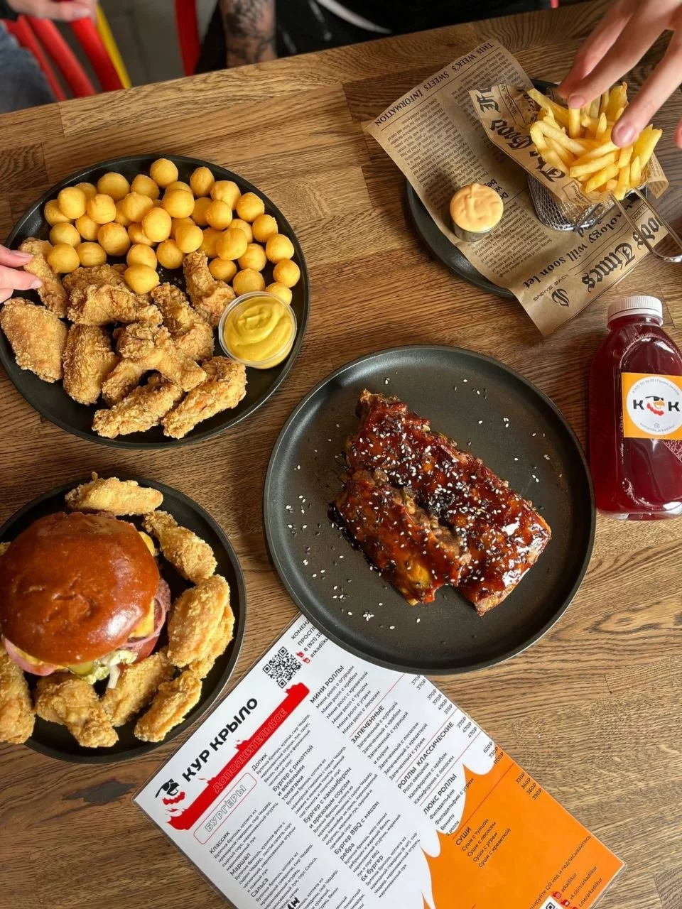 Интерьер/Экстерьер/Банкетная зона/Бар/Стол для двоих/Вход/Главный зал/Lounge зона фастфуд Кур Крыло фото