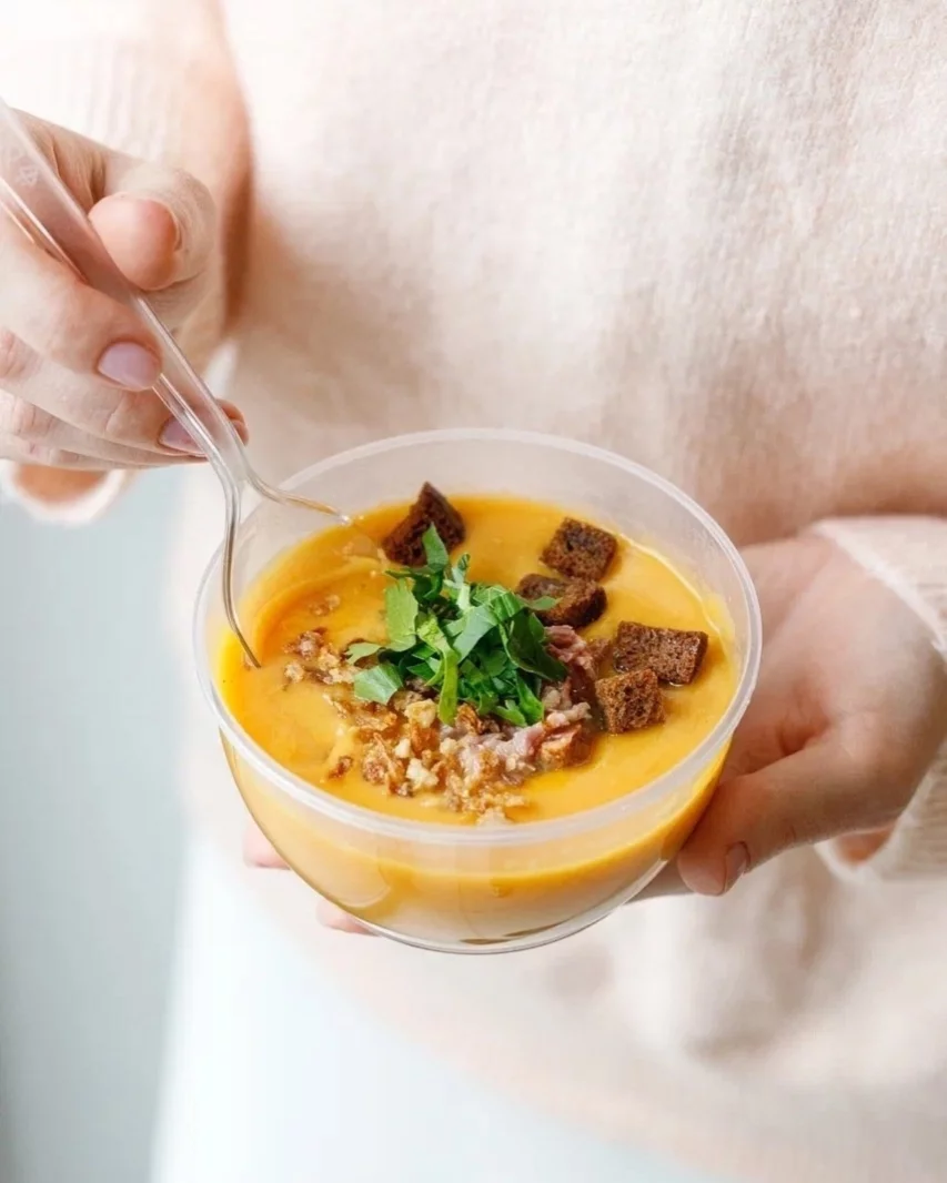 Интерьер/Экстерьер/Банкетная зона/Бар/Стол для двоих/Вход/Главный зал/Lounge зона кафе Вкуснолюбов фото