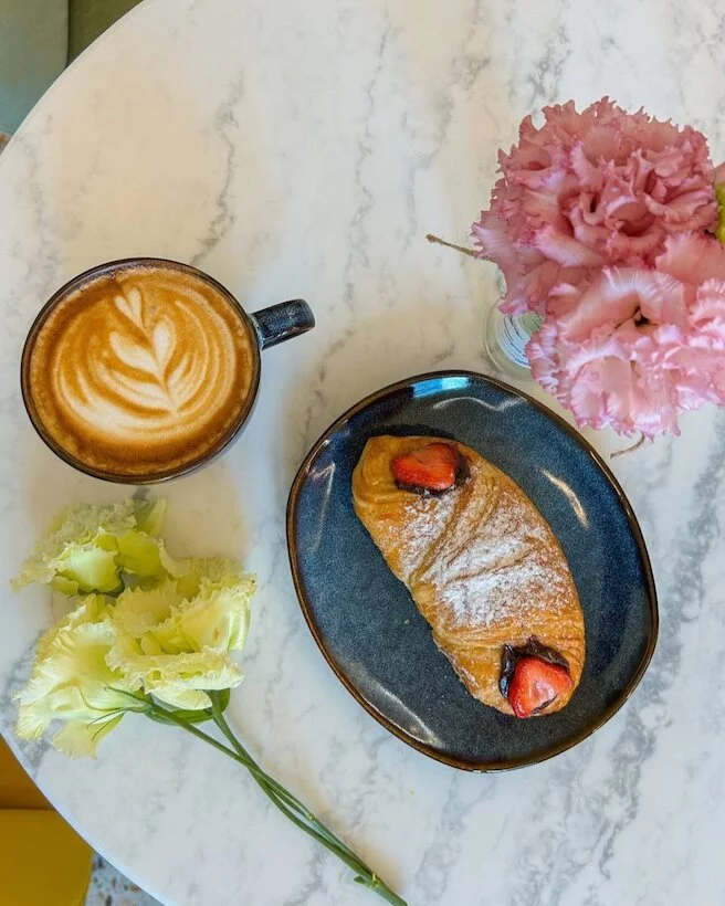 Интерьер/Экстерьер/Банкетная зона/Бар/Стол для двоих/Вход/Главный зал/Lounge зона кафе French Bakery SeDelice фото