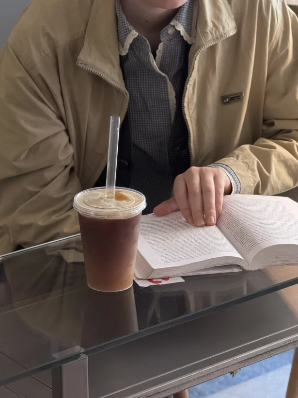 Интерьер/Экстерьер/Банкетная зона/Бар/Стол для двоих/Вход/Главный зал/Lounge зона кафе Frameis фото