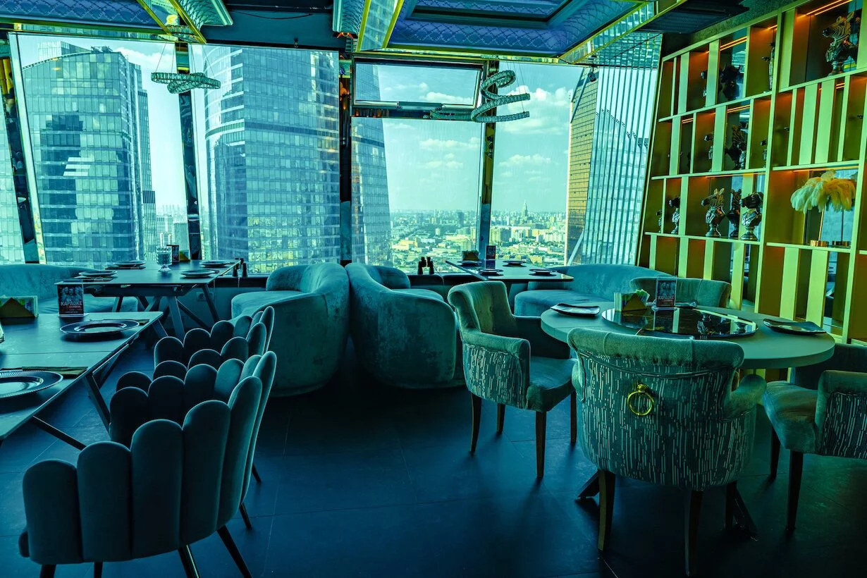 Интерьер/Экстерьер/Банкетная зона/Бар/Стол для двоих/Вход/Главный зал/Lounge зона лаунж Nebo Lounge&Bar фото