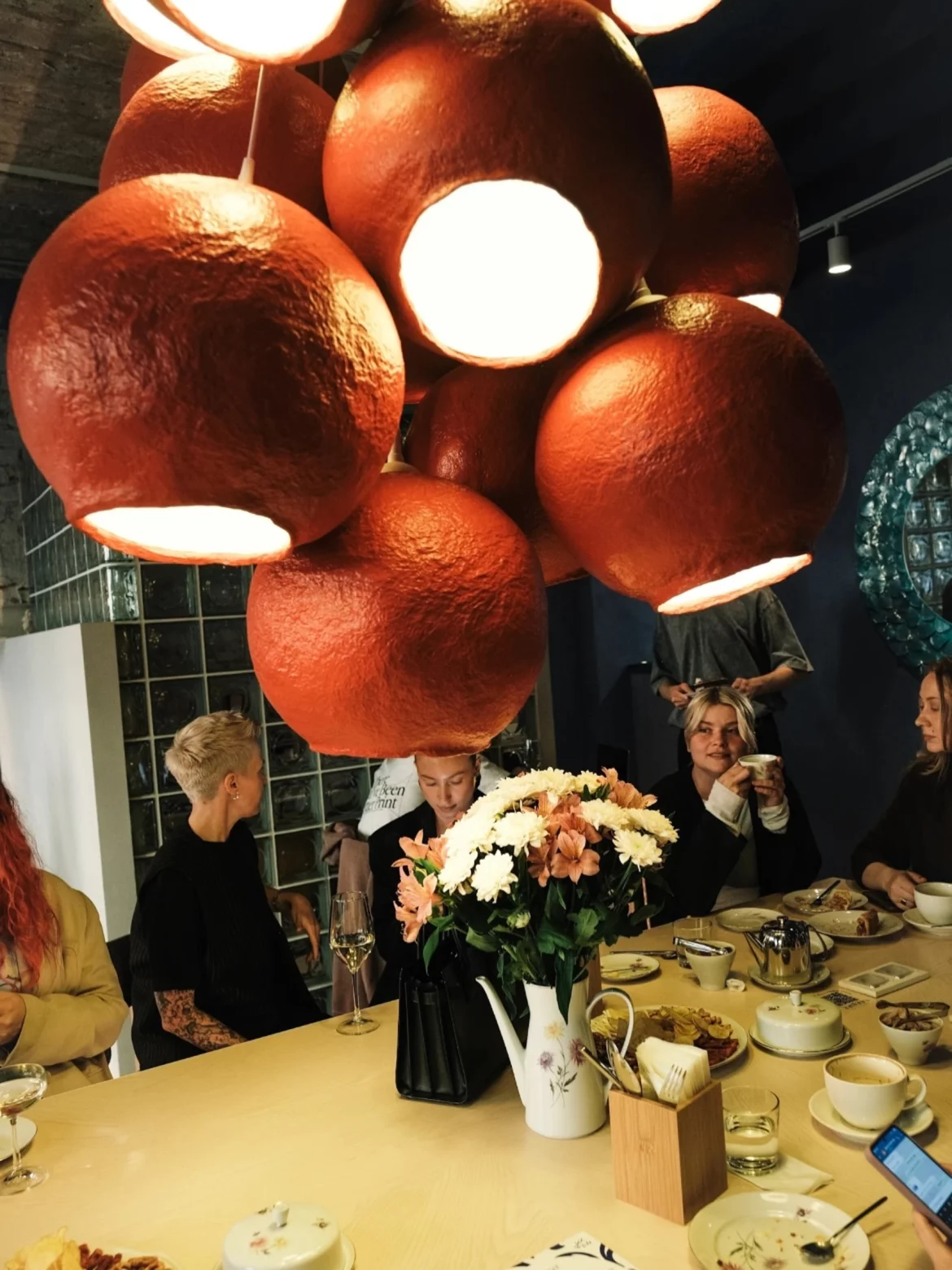 Интерьер/Экстерьер/Банкетная зона/Бар/Стол для двоих/Вход/Главный зал/Lounge зона кафе Вихри фото