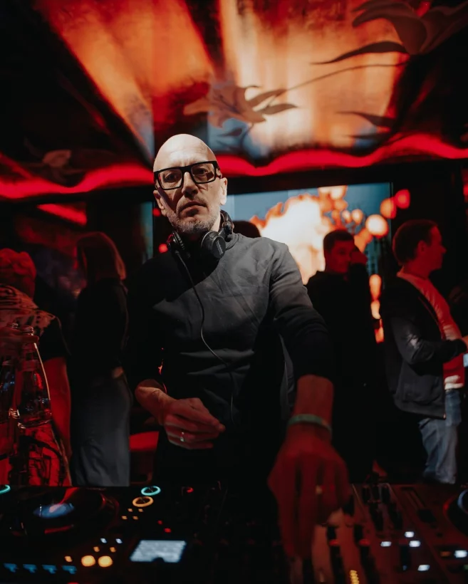 Интерьер/Экстерьер/Банкетная зона/Бар/Стол для двоих/Вход/Главный зал/Lounge зона бар Mendeleev Bar & Music фото