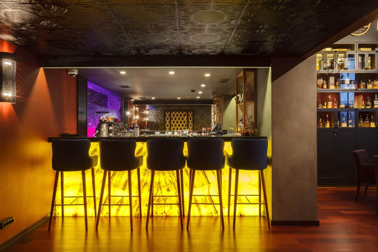 Интерьер/Экстерьер/Банкетная зона/Бар/Стол для двоих/Вход/Главный зал/Lounge зона бар Wine Story фото