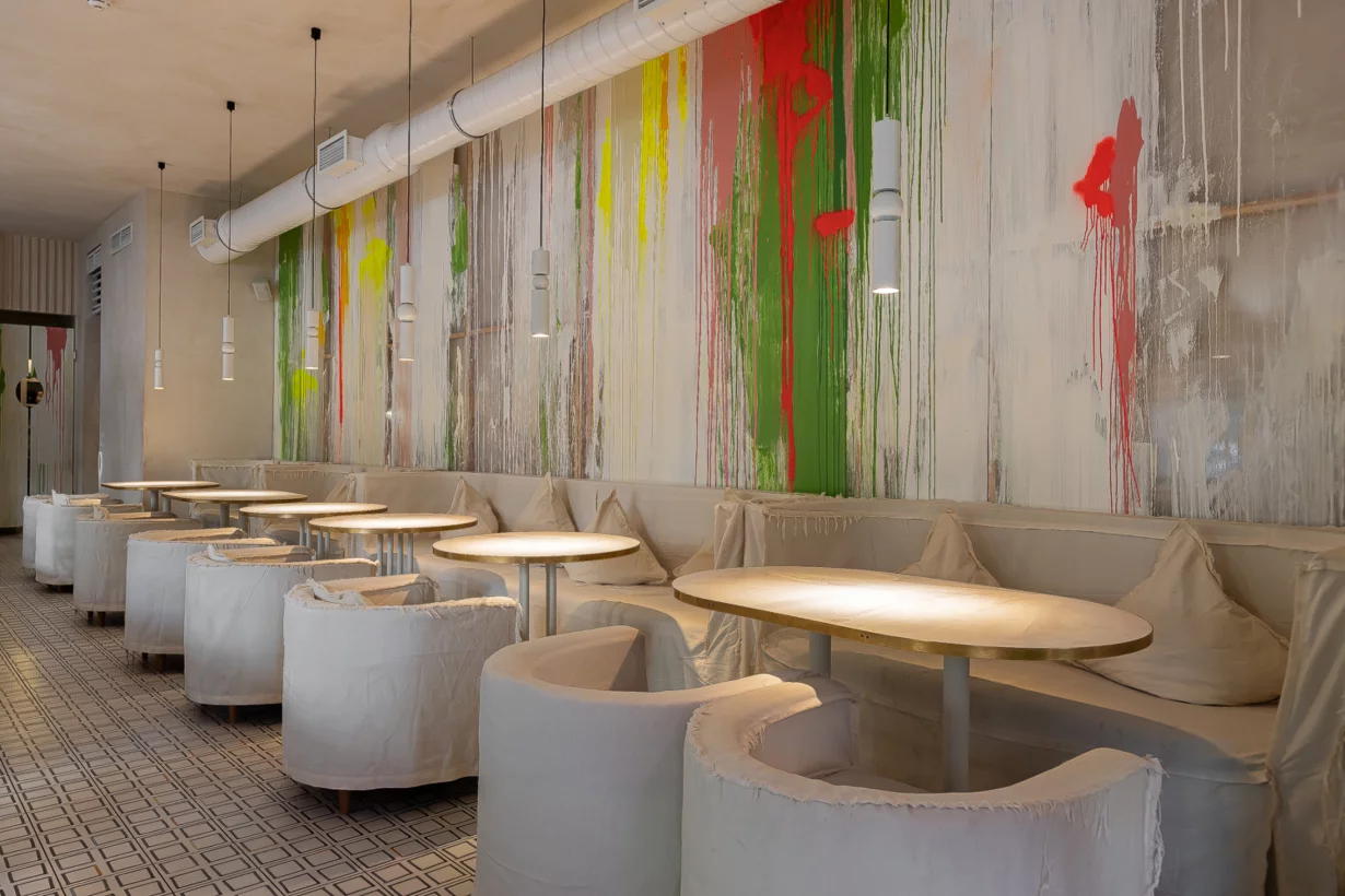 Интерьер/Экстерьер/Банкетная зона/Бар/Стол для двоих/Вход/Главный зал/Lounge зона ресторан Animals фото