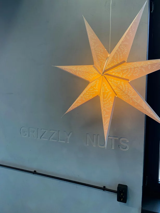 Интерьер/Экстерьер/Банкетная зона/Бар/Стол для двоих/Вход/Главный зал/Lounge зона кулинарная студия Grizzly Nuts фото
