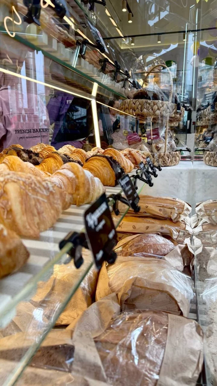 Интерьер/Экстерьер/Банкетная зона/Бар/Стол для двоих/Вход/Главный зал/Lounge зона пекарня French Bakery Sedelice фото