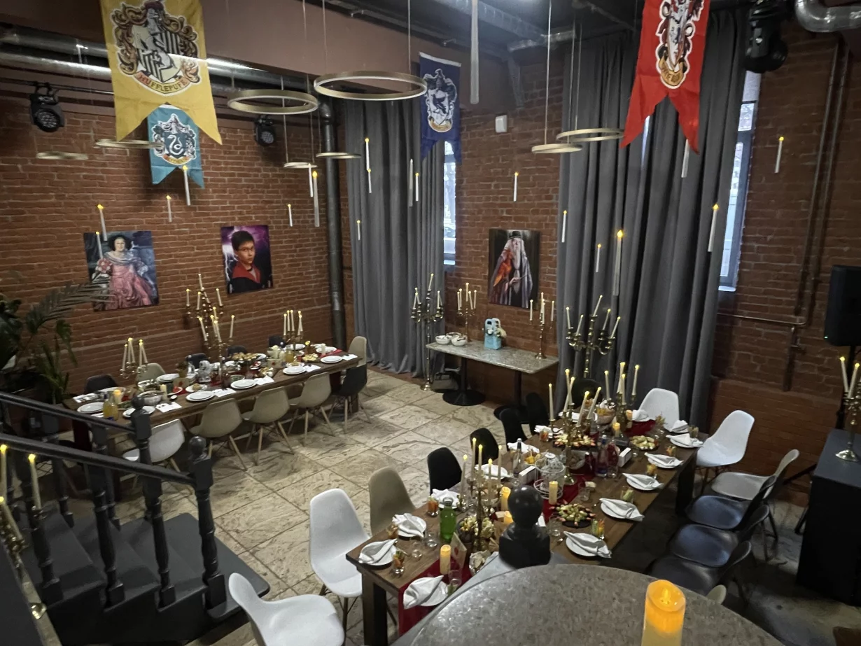 Интерьер/Экстерьер/Банкетная зона/Бар/Стол для двоих/Вход/Главный зал/Lounge зона лофт Партия фото