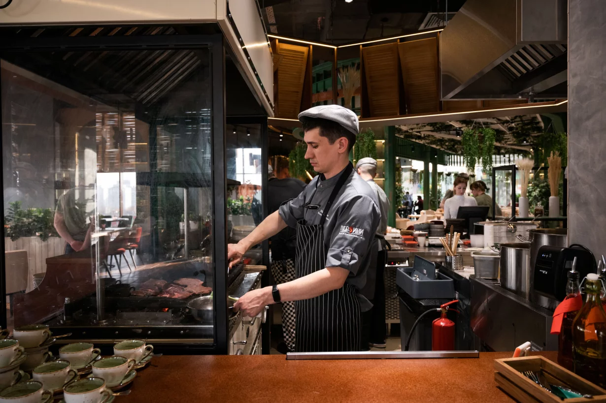 Интерьер/Экстерьер/Банкетная зона/Бар/Стол для двоих/Вход/Главный зал/Lounge зона семейный ресторан Перчини фото