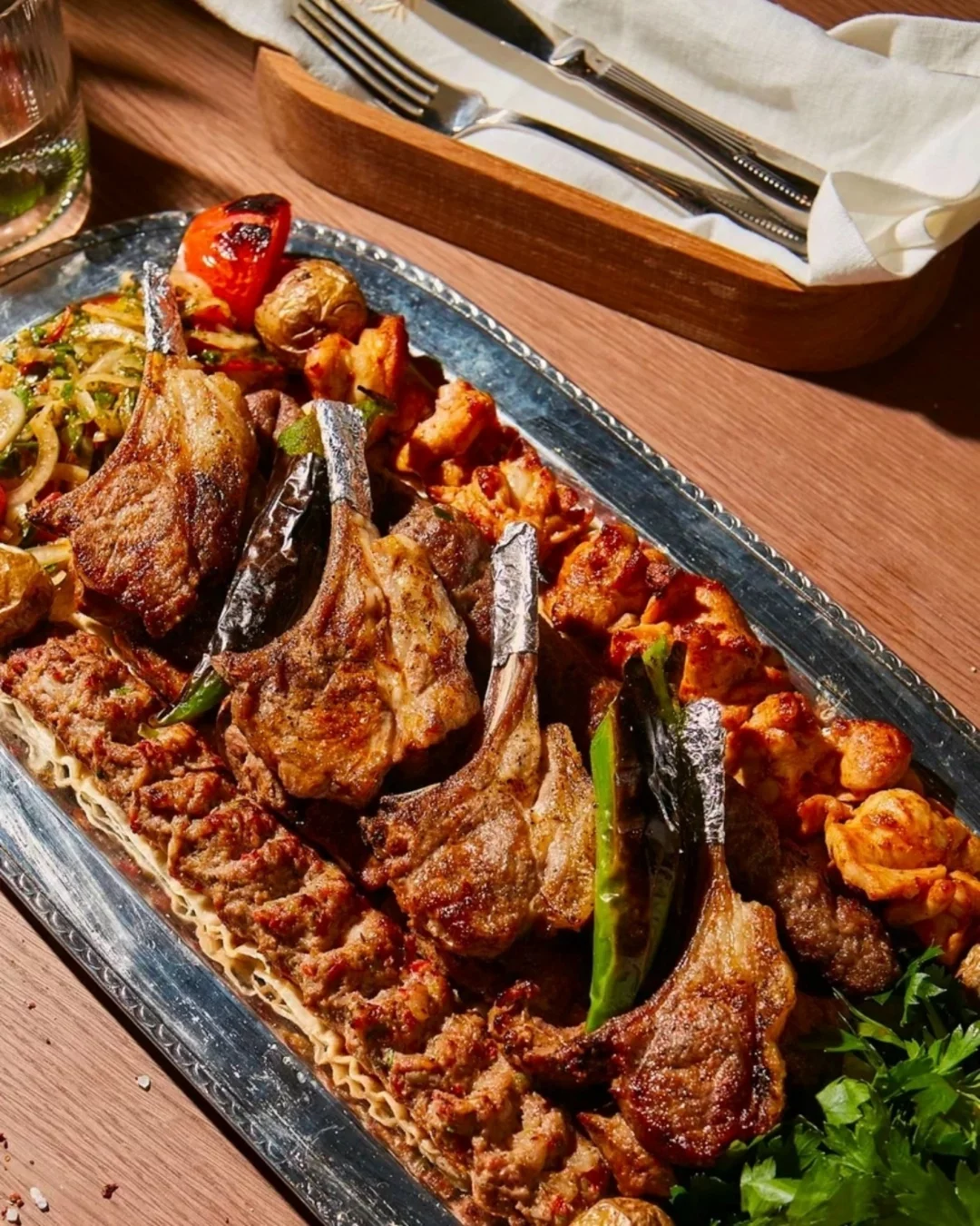 Интерьер/Экстерьер/Банкетная зона/Бар/Стол для двоих/Вход/Главный зал/Lounge зона ресторан Meze фото