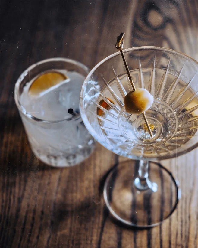 Интерьер/Экстерьер/Банкетная зона/Бар/Стол для двоих/Вход/Главный зал/Lounge зона бар Dude'sbar фото