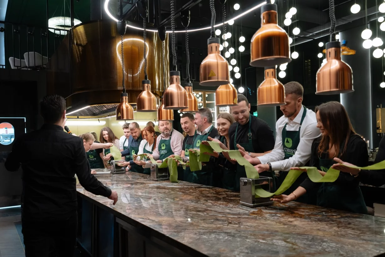 Интерьер/Экстерьер/Банкетная зона/Бар/Стол для двоих/Вход/Главный зал/Lounge зона кулинарная студия Chefs Eatertainment фото